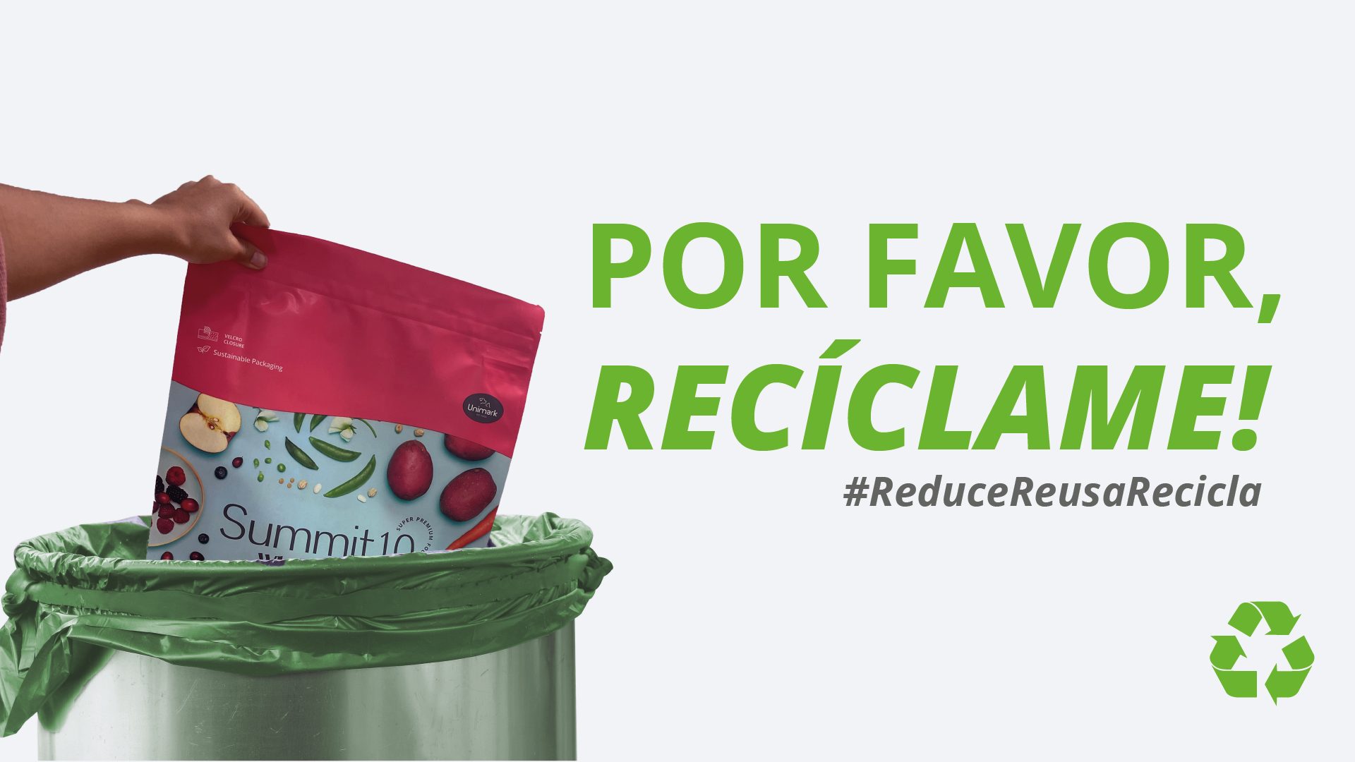 Saco de alimento para mascotas en el cubo de reciclaje